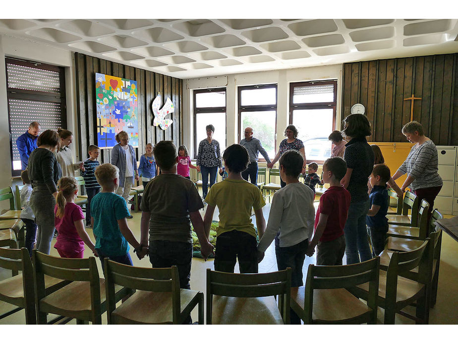 Kinderkarfreitagsliturgie im Gemeindezentrum (Foto: Karl-Franz Thiede)